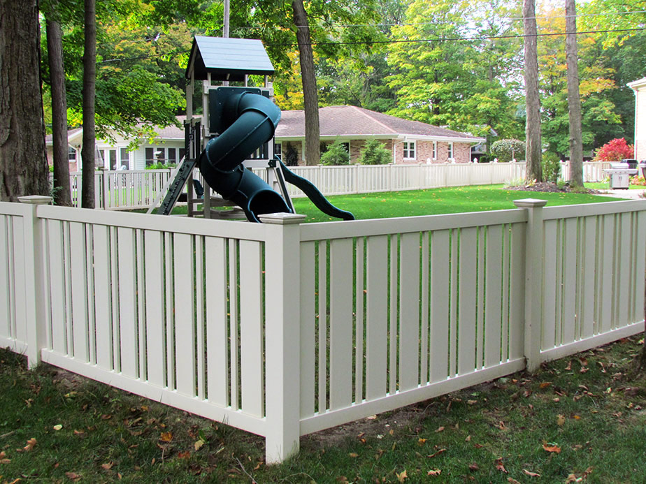 Vinyl fence options in the Maineville Ohio area.